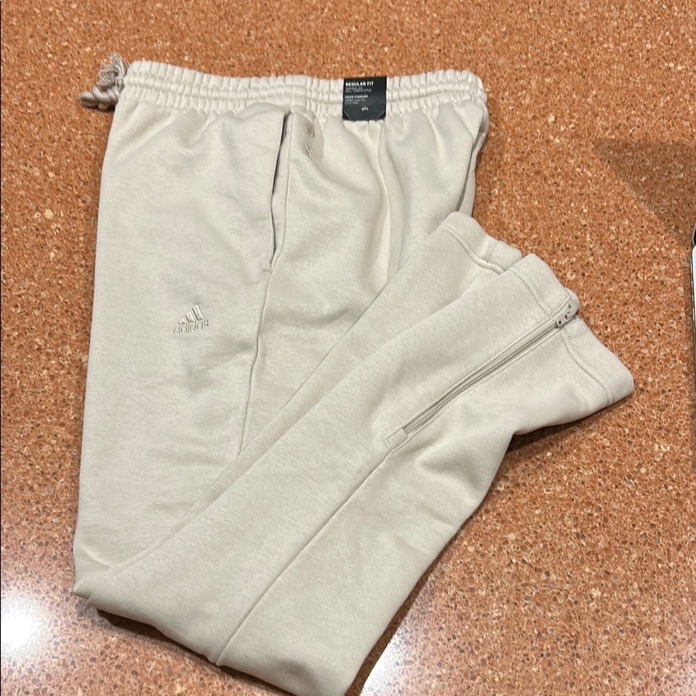 Adidas Men’s ALL SZN tapered leg fleece pants – size XS